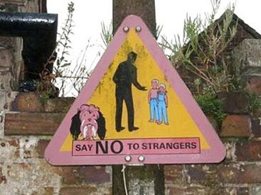 Самые забавные дорожные таблички по всему миру - ФОТО