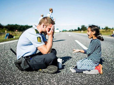 Hamı ona evlilik təklifi edir - Bu fotodan sonra məşhur olan polis