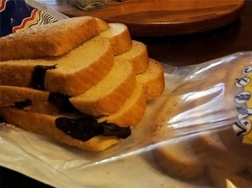 Американка обнаружила змею в хлебе