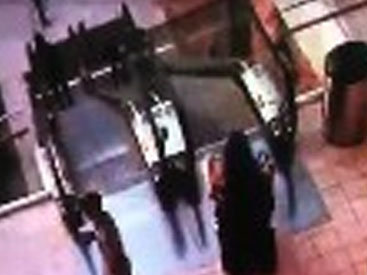 Страшное зрелище: женщина в инвалидной коляске упала с эскалатора - ВИДЕО