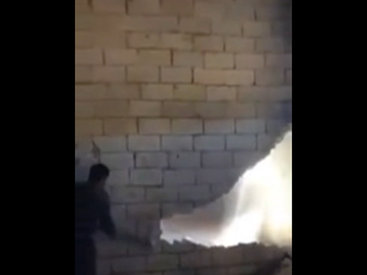 Стена чуть не похоронила рабочего под собой - ВИДЕО