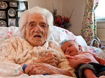 111-летняя американка обняла свою прапраправнучку – ФОТО