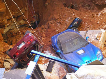 Как музейные “Шевроле” провалились под пол - ФОТОСЕССИЯ