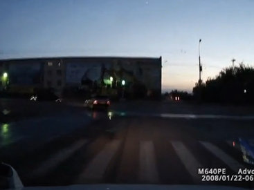 Вот что бывает, когда проезжаешь на красный свет - ВИДЕО