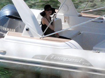 Папарацци впервые запечатлели Джоли после свадьбы - ФОТО