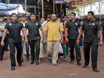 Индиец сшил себе на день рождения рубашку из чистого золота - ФОТО