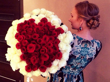 Русские женщины с огромными букетами стали хитом Instagram - ФОТО