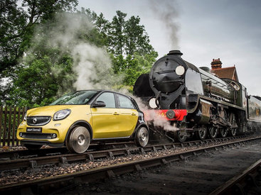 Smart ForFour ради рекламы сменил асфальт на рельсы - ФОТО