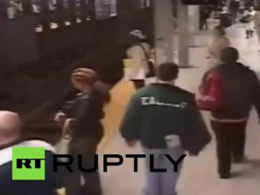 Спасение упавшего на рельсы метро мужчины - ВИДЕО