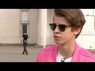 Внук миллиардера продолжает унижать людей за деньги - ВИДЕО