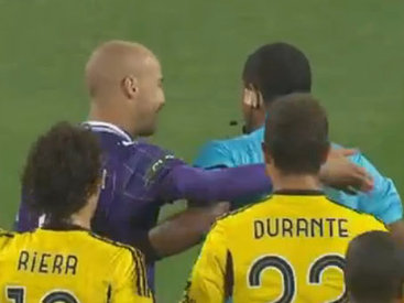 Американский футболист в игре "Давай, до свидания" - ВИДЕО