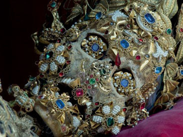 Жуткая коллекция скелетов, украшенных драгоценностями - ФОТО