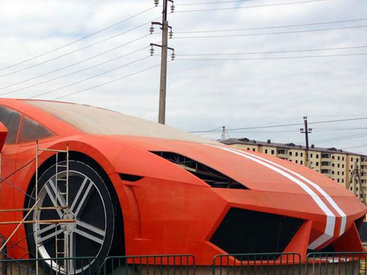 Первая в мире статуя Lamborghini в Махачкале - ФОТО