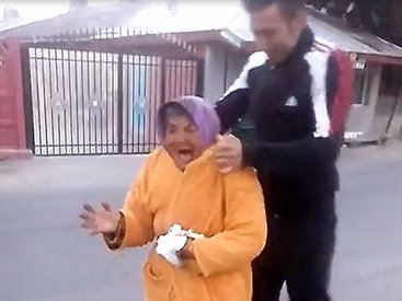 Шокирующие кадры из Румынии: парни издеваются над старушкой - ФОТО - ВИДЕО