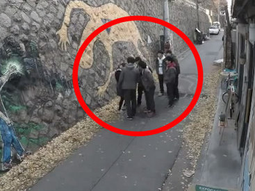 Шестеро парней напали на девушку, но произошло фантастическое - ВИДЕО