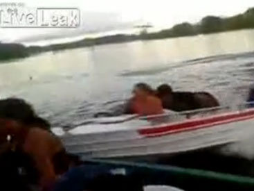 Курьез посреди озера: вечеринка на катере испортилась - ВИДЕО