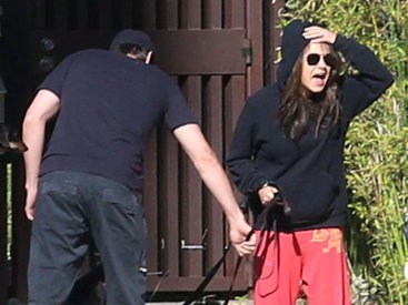 Папарацци довели беременную Милу Кунис до истерики - ФОТО