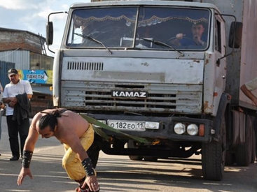 Azərbaycanlı “Herakl” saçları ilə "Kamaz"ı belə dartdı – VİDEO