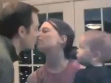 Муж поцеловал жену, что случилось потом, удивило всех - ВИДЕО