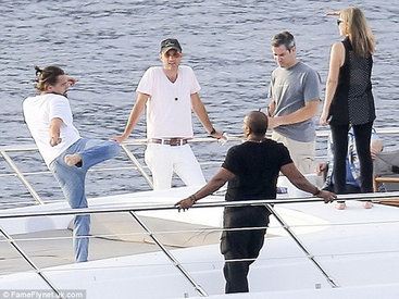 Леонардо ДиКаприо показал свои умения в каратэ на яхте - ФОТО