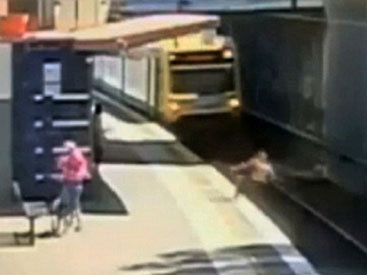 На волоске от смерти: пенсионер упал под поезд - ФОТО