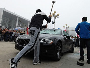 Мужчина разбил Maserati Quattroporte - ВИДЕО