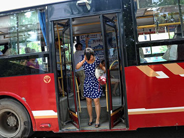 Китаянка проехалась на автобусе с головой, зажатой в дверях - ФОТО