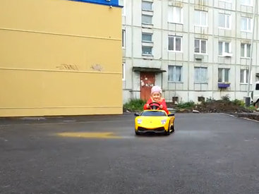 Блондинка за рулем спорткара - ВИДЕО