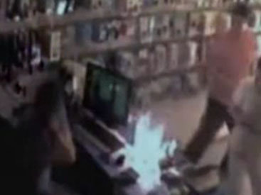 Аккумулятор мобильника взорвался в руках продавца - ВИДЕО