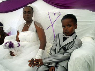 В ЮАР 8-летний мальчик взял в жены 61-летнюю женщину - ФОТО