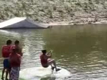 Неудачный старт девушки на водных лыжах - ВИДЕО