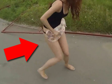 Девушка осталась без юбки посреди улицы - ВИДЕО