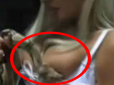 Девушка игралась со змеей, но потом случилось самое страшное - ВИДЕО