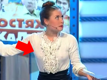 Девушка выступает на сцене без бюстгальтера - ВИДЕО