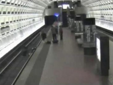 Пассажиры бросились спасать инвалида, упавшего на рельсы - ВИДЕО