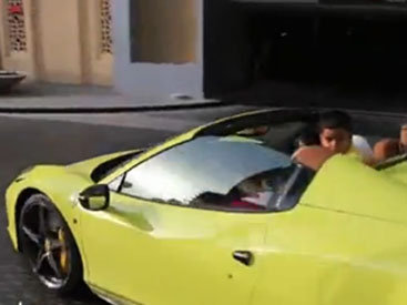 Вся семья в одном Ferrari - ВИДЕО