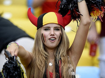 Красивая футбольная фанатка получила предложение от L'Oreal - ФОТО