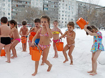 В России 3-летних детей обливают ледяной водой при минус 30 градусах - ФОТО