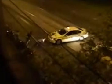 В Мельбурне таксист давит людей - ВИДЕО