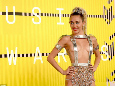 Майли Сайрус пришла на церемонию MTV абсолютно голой - ФОТО