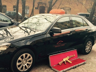 Мужчина забыл в такси золотой автомат Калашникова