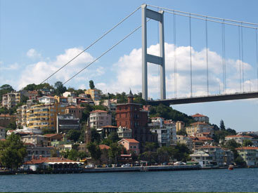 В Стамбуле женщина попала под поезд