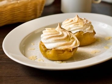 Печеные яблоки с медом и меренгой