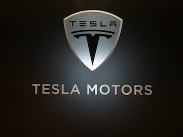 Tesla сокращает зарплаты сотрудников до 30%