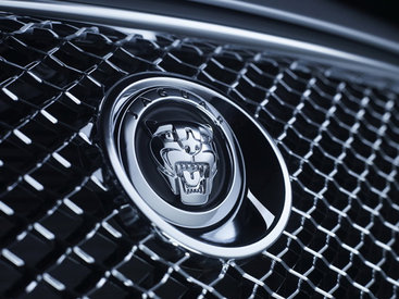 Jaguar создал прозрачный автомобиль