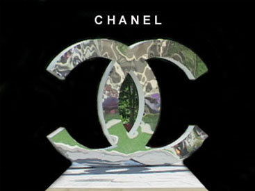 Chanel украсила одежду эмодзи