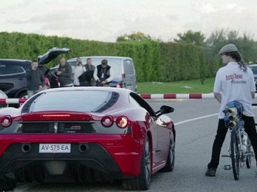 Велосипед обогнал Ferrari F430 на скорости 333 км/ч - ВИДЕО