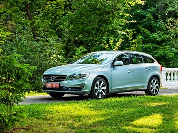 Особенности поведения гибрида Volvo V60 - ФОТО