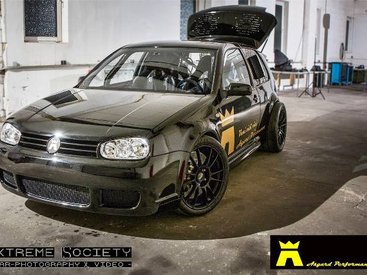 Немцы построили VW Golf с 1500-сильным мотором V10 -ФОТО