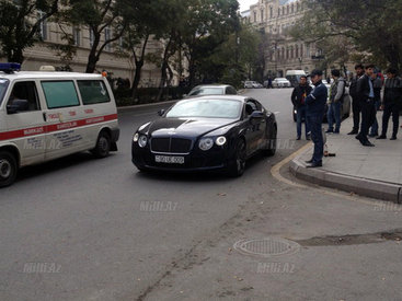 В центре Баку владелец "Bentley" грубо нарушает ПДД - ФОТО